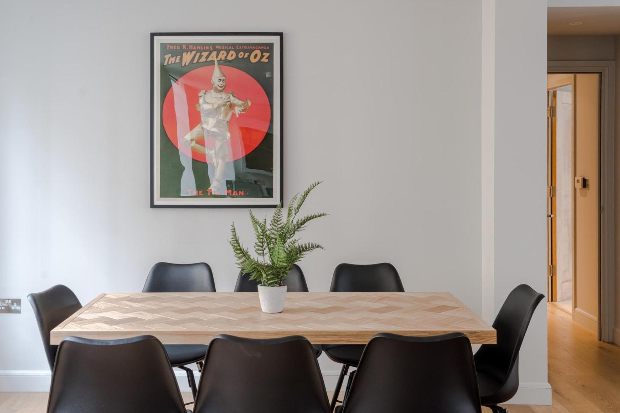 Circus Of Colour - Farringdon - By Frankie Says Apartament